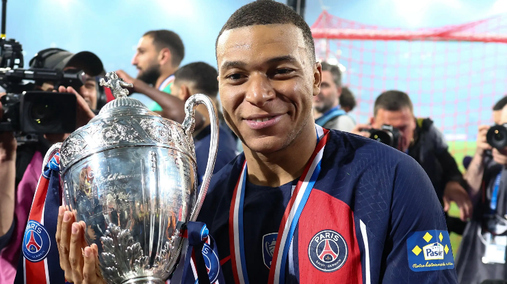 Read more about the article Mbappé ergue o troféu e se despede do Paris Saint-Germain!